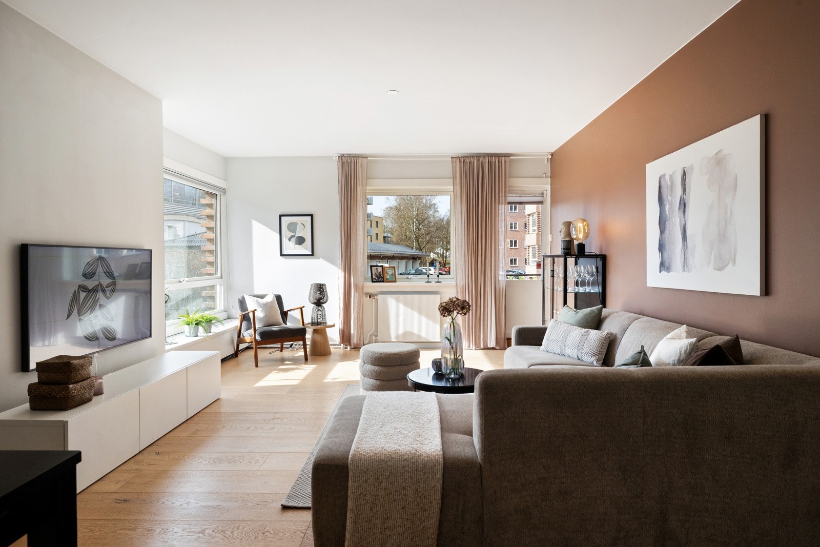 Leiligheten har en romslig stue med kjøkkenet i bakkant Galleribilde