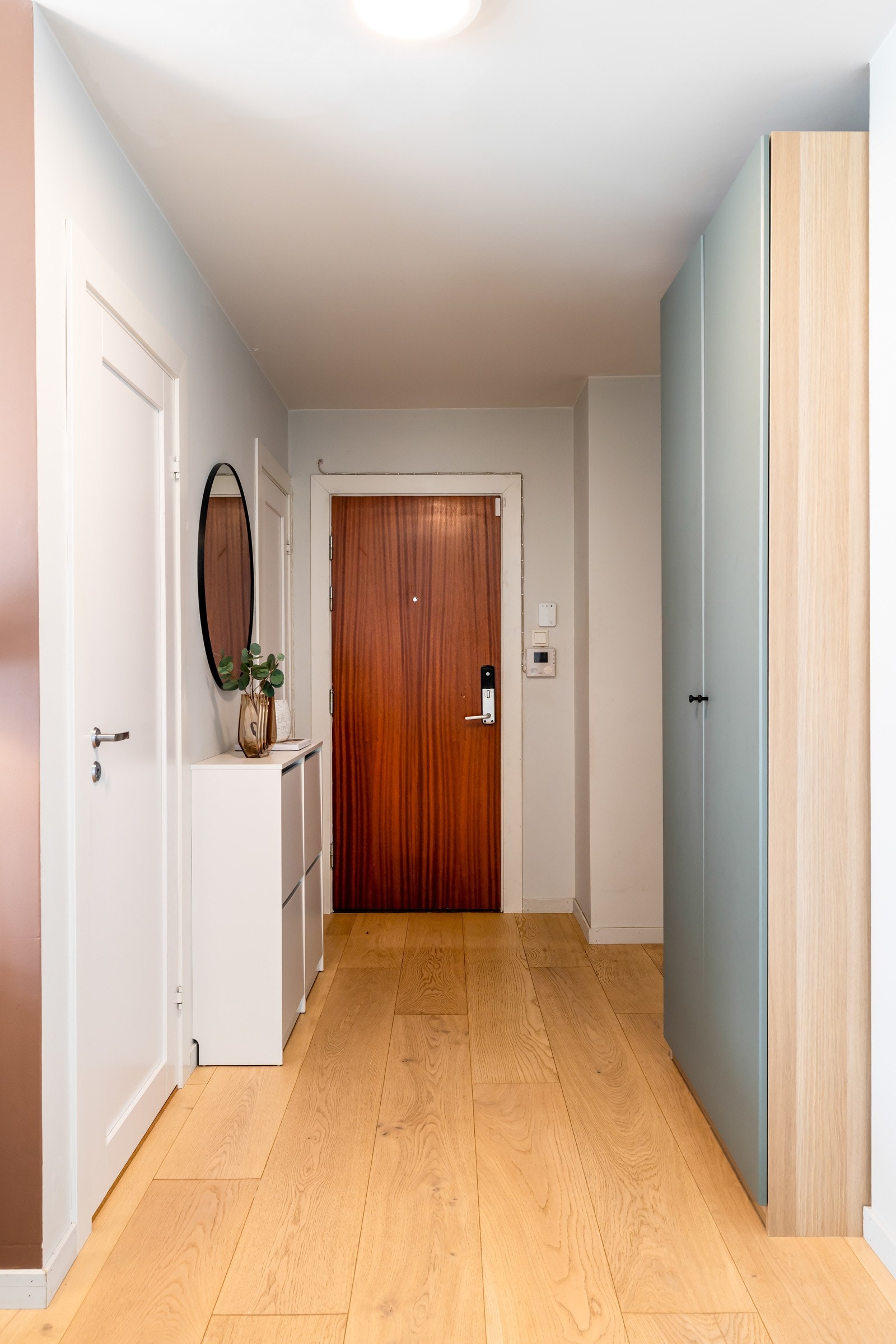 Inngangsdøren er utstyrt med elektronisk dørlås fra Yale Doorman, og sko, yttertøy og utstyr kan ryddes pent vekk i en garderobe Galleribilde