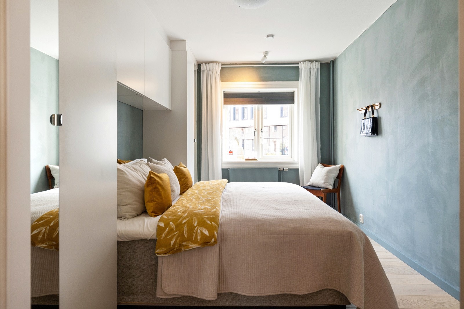 Hovedsoverommet er romslig med god plass til dobbeltseng Galleribilde