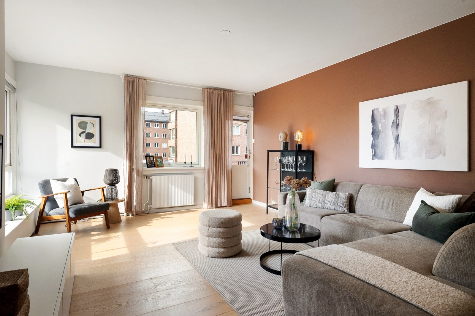 Et innbydende allrom med store vindusflater som slipper inn rikelig med naturlig lys Galleribilde