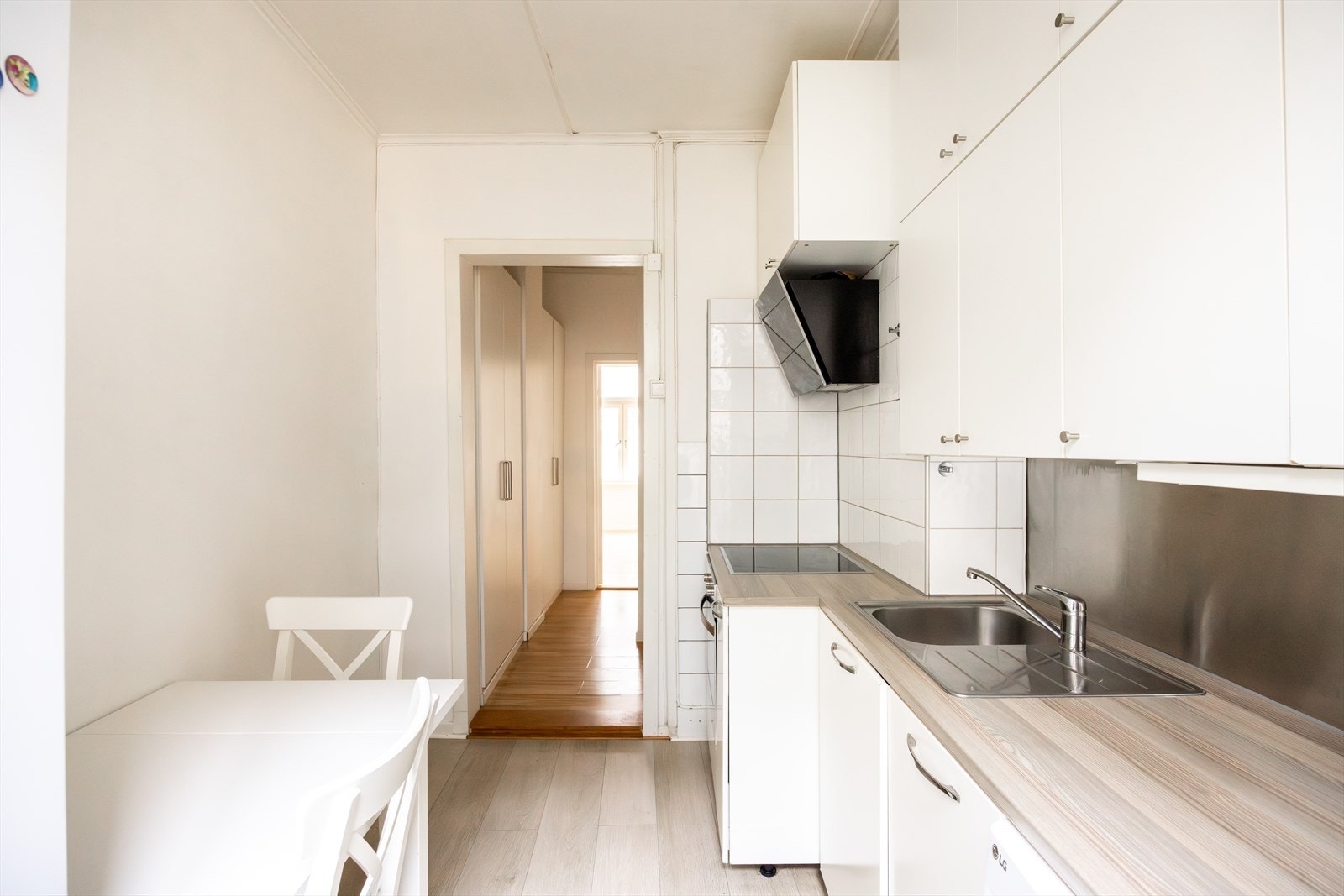 - Av hvitevarer er det integrert platetopp, stekeovn og oppvaskmaskin. Kullfilterventilator over kokeplass - Galleribilde