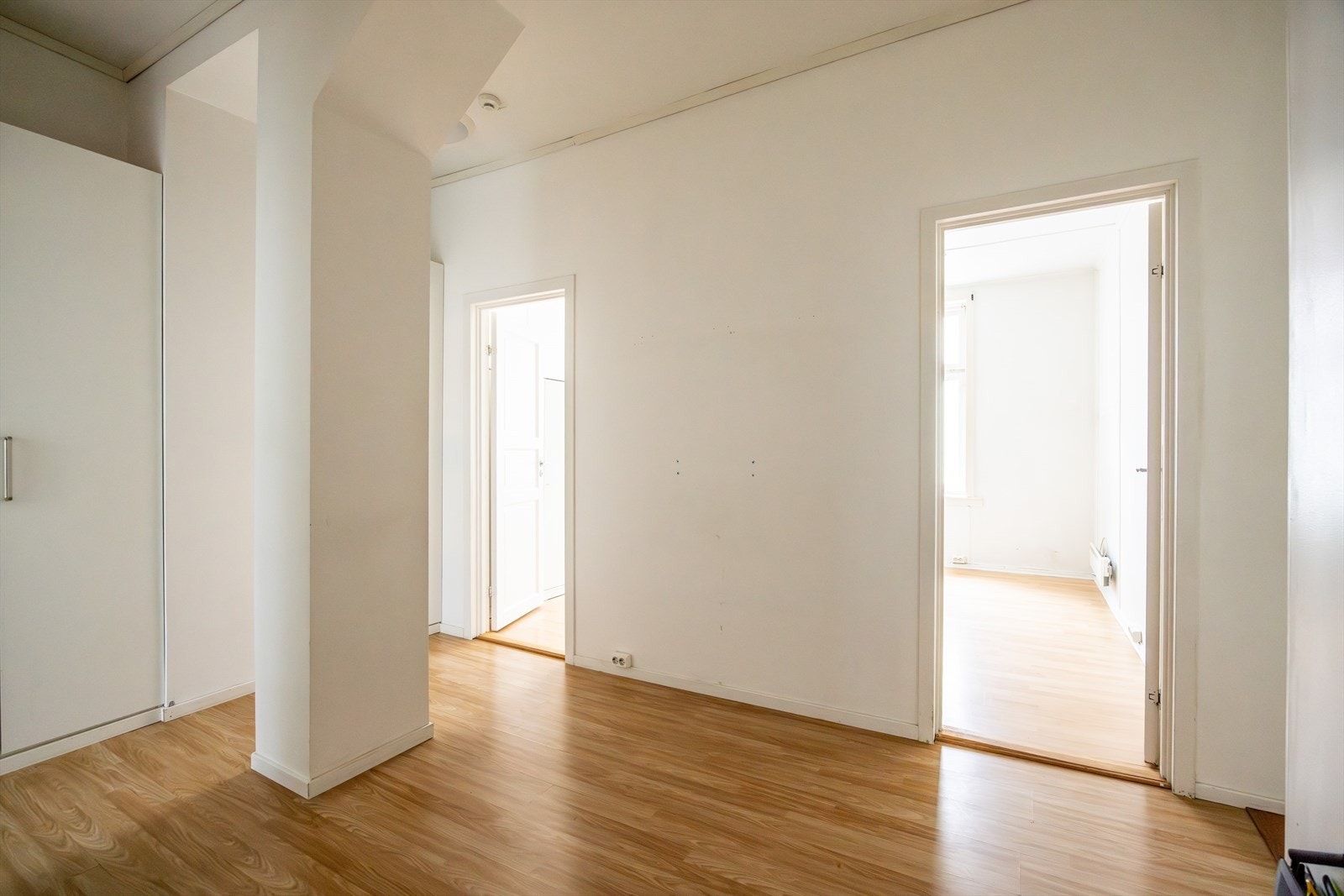 - Plass til sofaseksjon med tilhørende møblement - Galleribilde