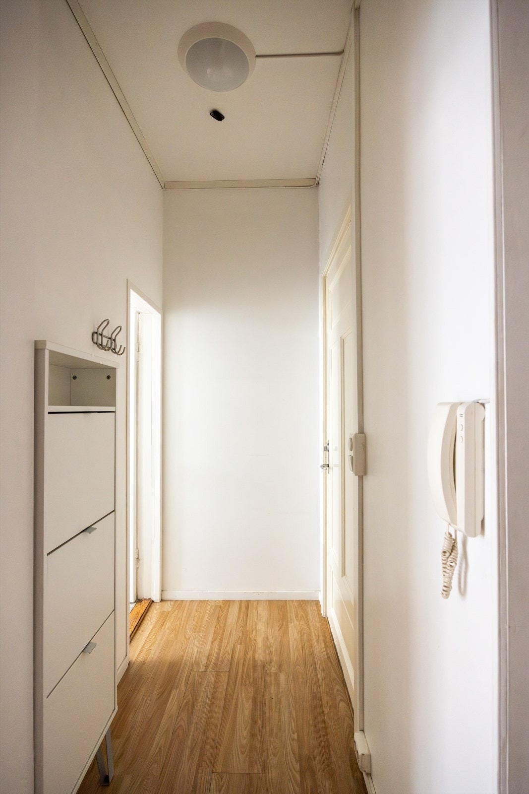 - Velkommen inn! En romslig entré med god plass til sko og yttertøy - Galleribilde