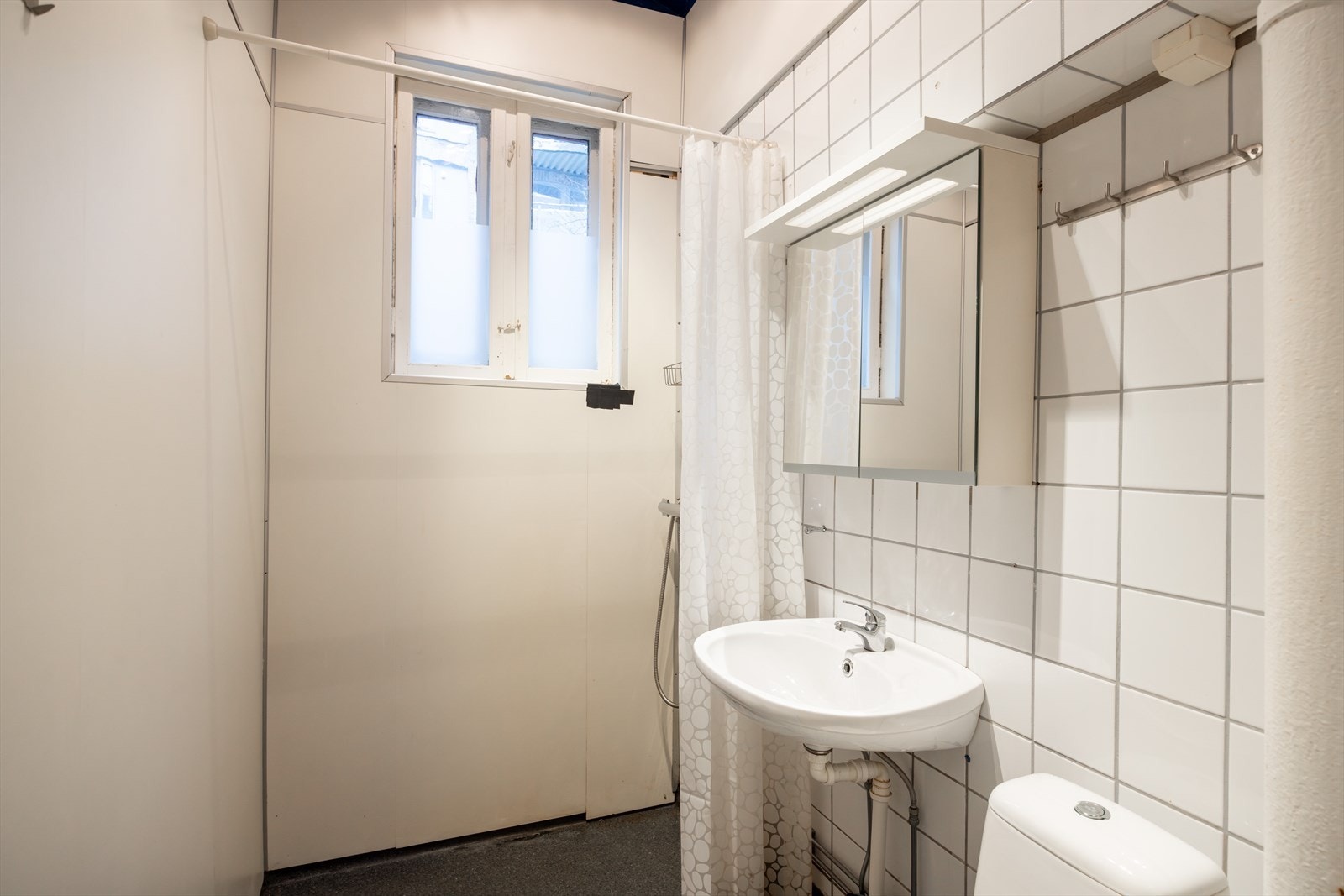 - Baderommet er innredet med klosett, servant og dusjhjørne med forheng. Naturlig ventilasjon med åpning av vinduer - Galleribilde