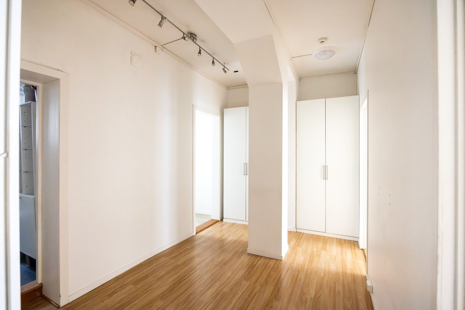 - Hyggelig stue med generøs takhøyde på ca. 2,93 meter - Galleribilde