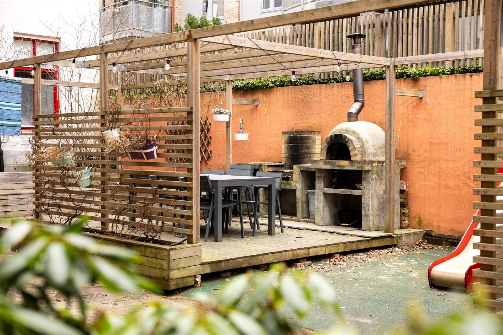 - Hyggelig bakgård med steinovn - Galleribilde