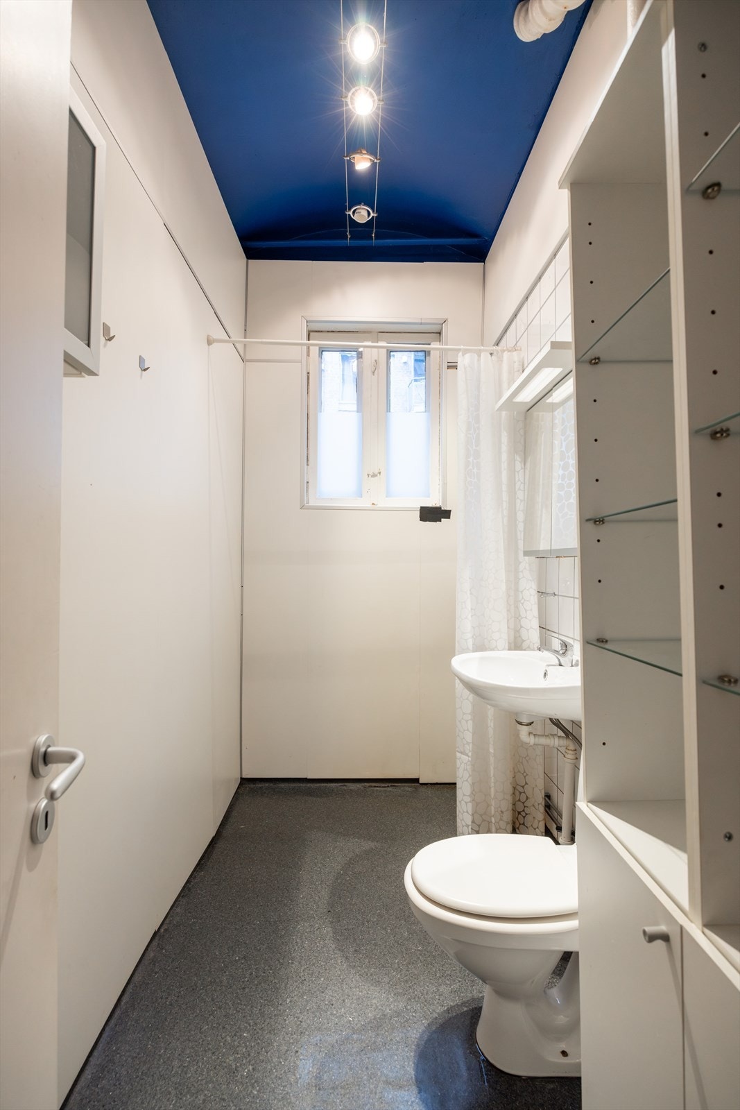 - Baderom med baderomsplater og fliser på vegg og vinylbelegg på gulv - Galleribilde