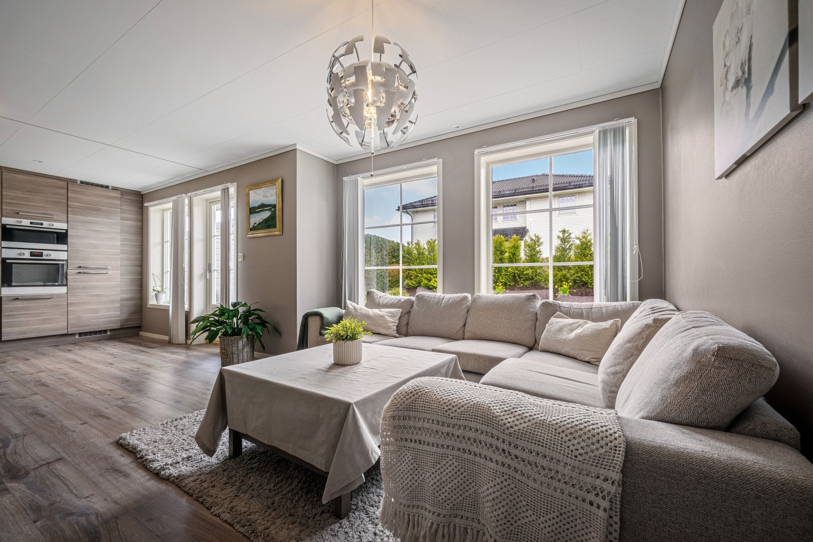 Stuen er i åpen løsning med kjøkkenet, og fordeler seg over 35 kvm Galleribilde