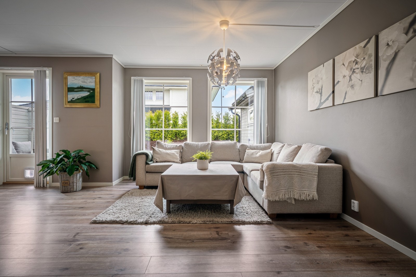 Stuen har rikelig med naturlig lys gjennom store vindusflater Galleribilde