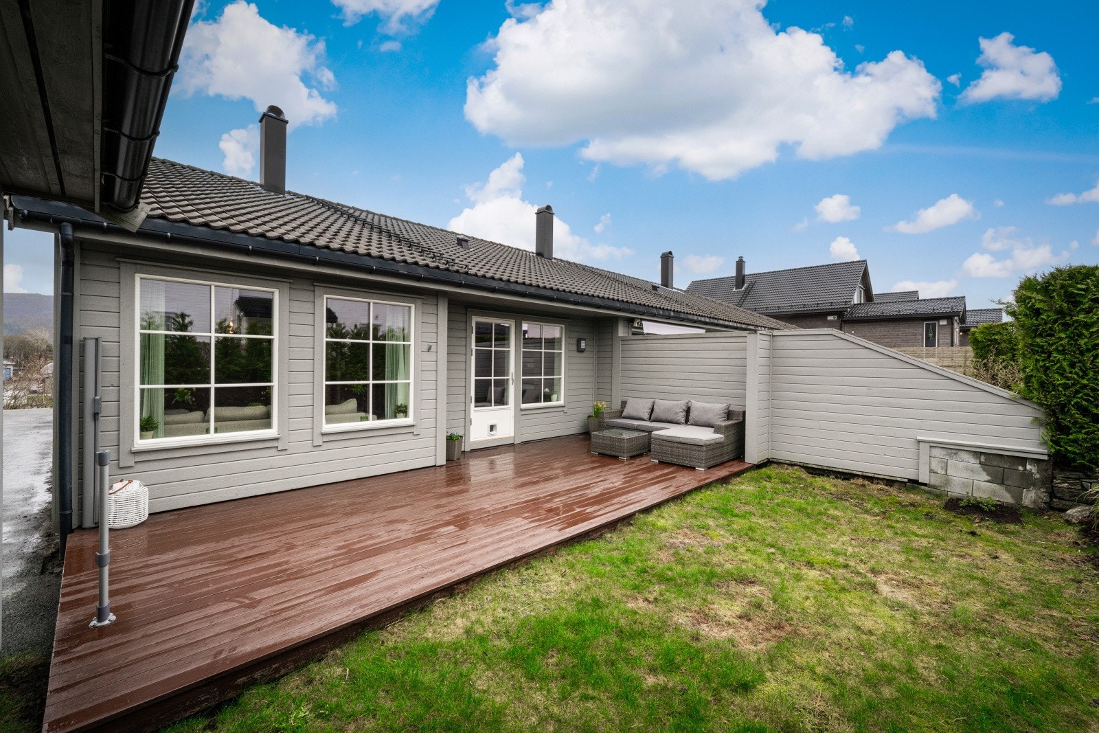 Boligen befinner seg i et rolig og barnevennlig område på Frekhaug og har tilkomst fra gateplan Galleribilde