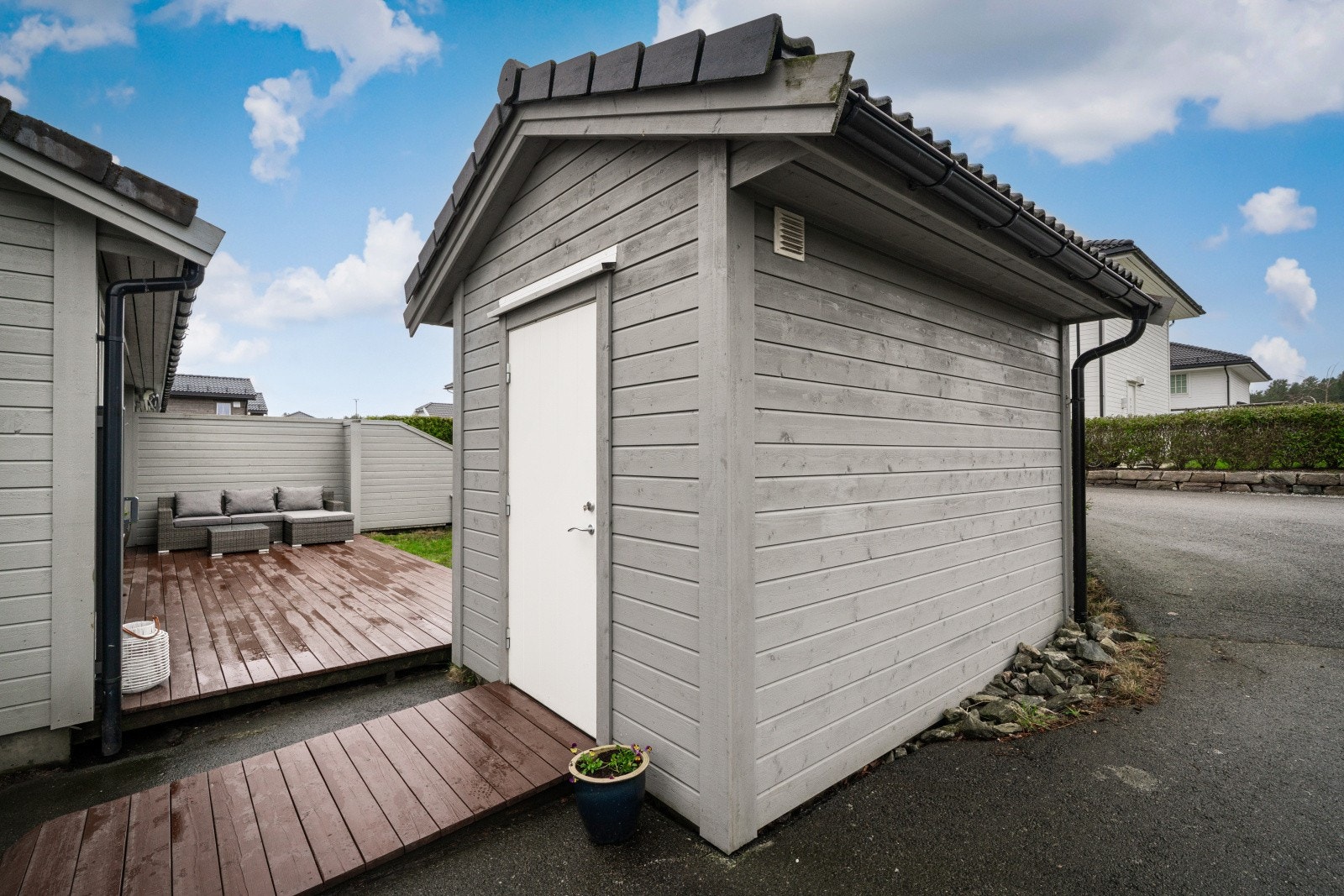 Praktisk ekstern bod med ekstra lagringsplass Galleribilde