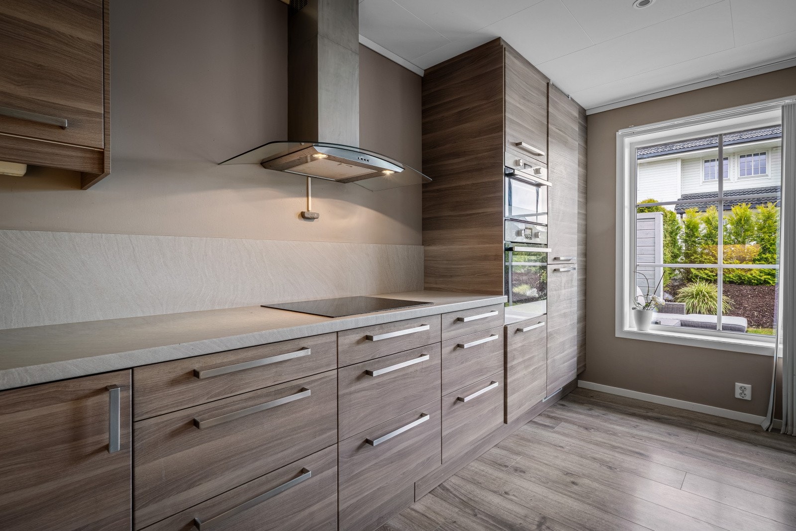 Alt i alt et fullt utstyrt kjøkken med stilrene, integrerte hvitevarer Galleribilde