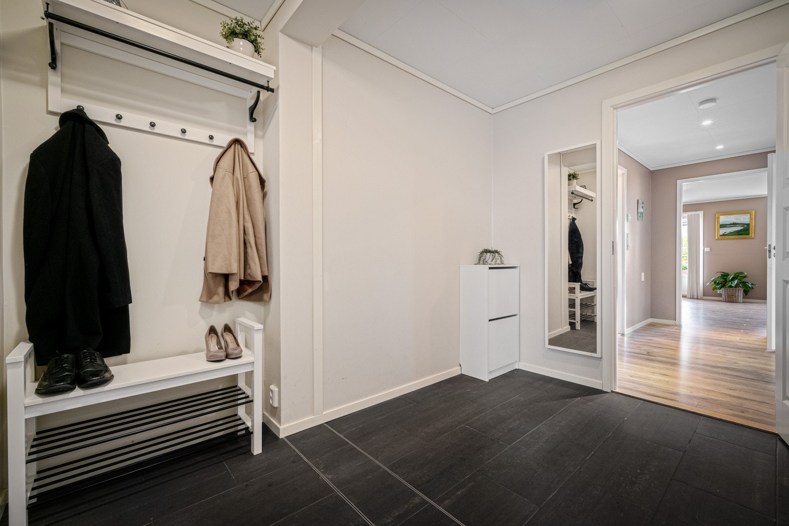 Entréen er av god størrelse og har varmekabler i gulv for ekstra komfort Galleribilde