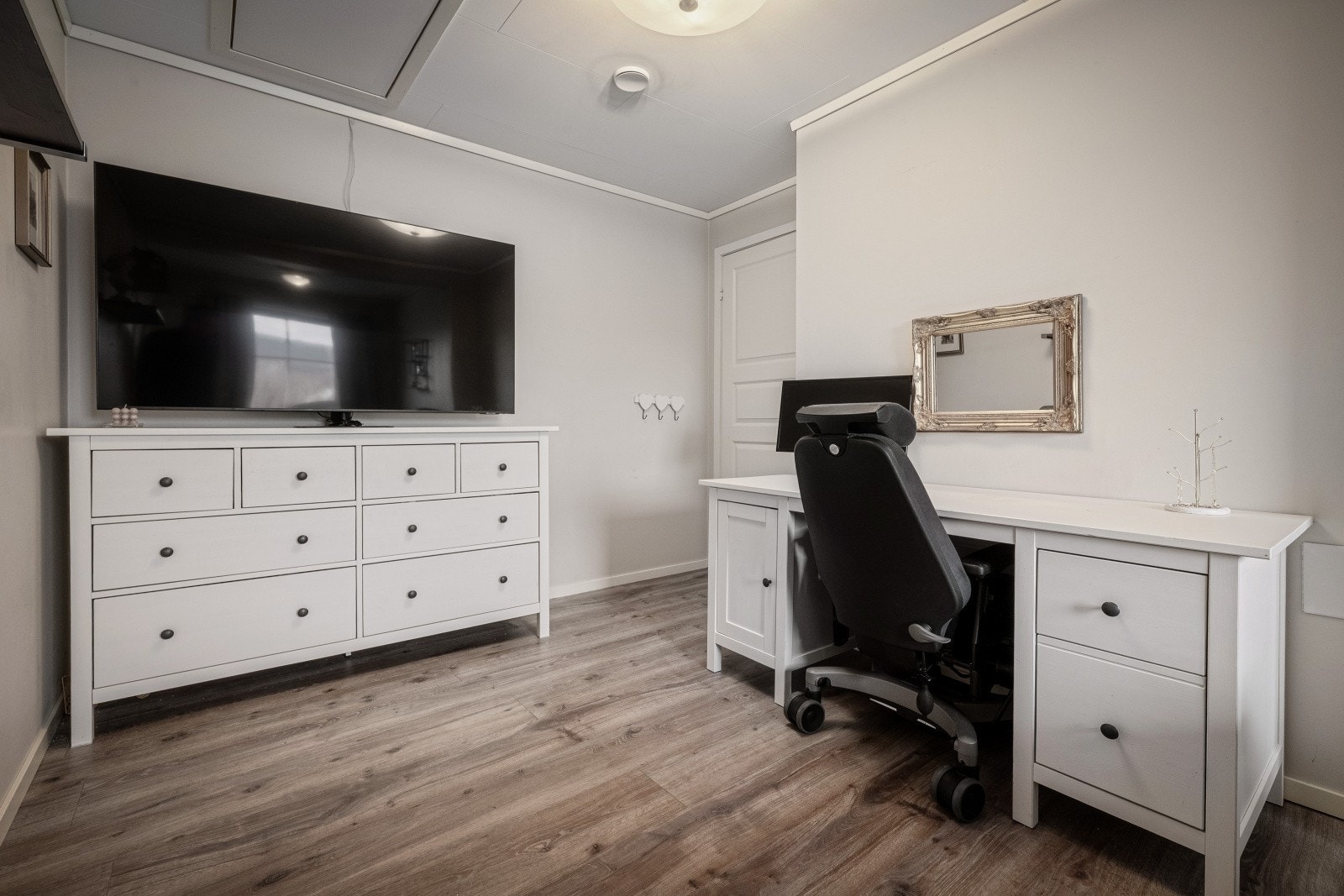 Her får du plass til både seng, garderobe og skrivepult Galleribilde