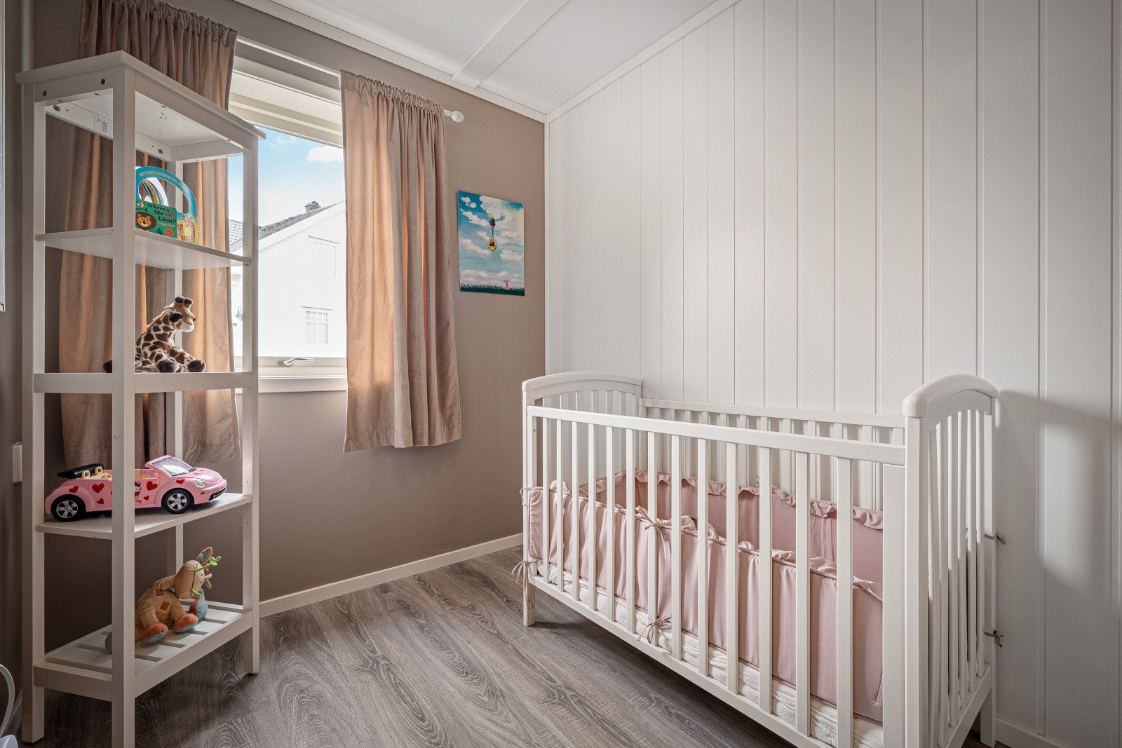 Den innvendige boden fordeler seg på 5,4 kvm og byr på god plass til oppbevaring Galleribilde