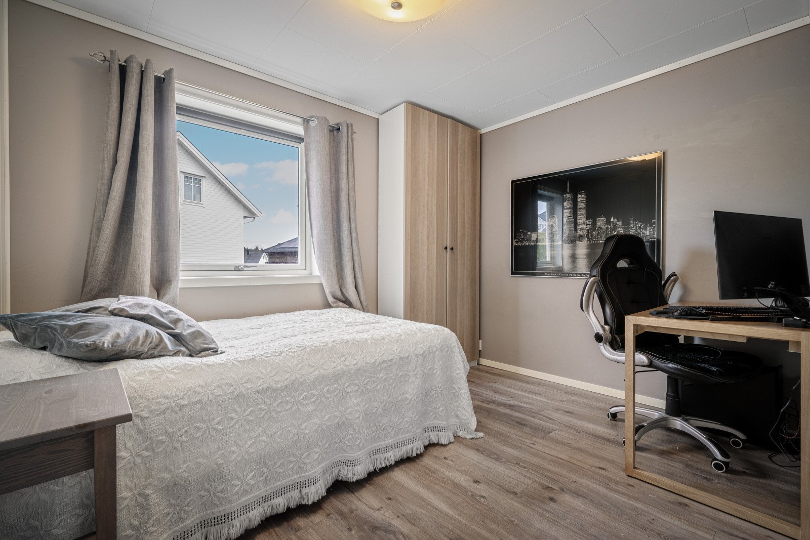 Et praktisk soverom med fleksible innredningsmuligheter Galleribilde