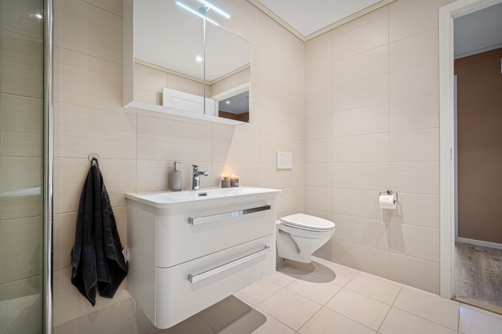 Badet er helfliset med varmekabler i gulv for ekstra komfort Galleribilde