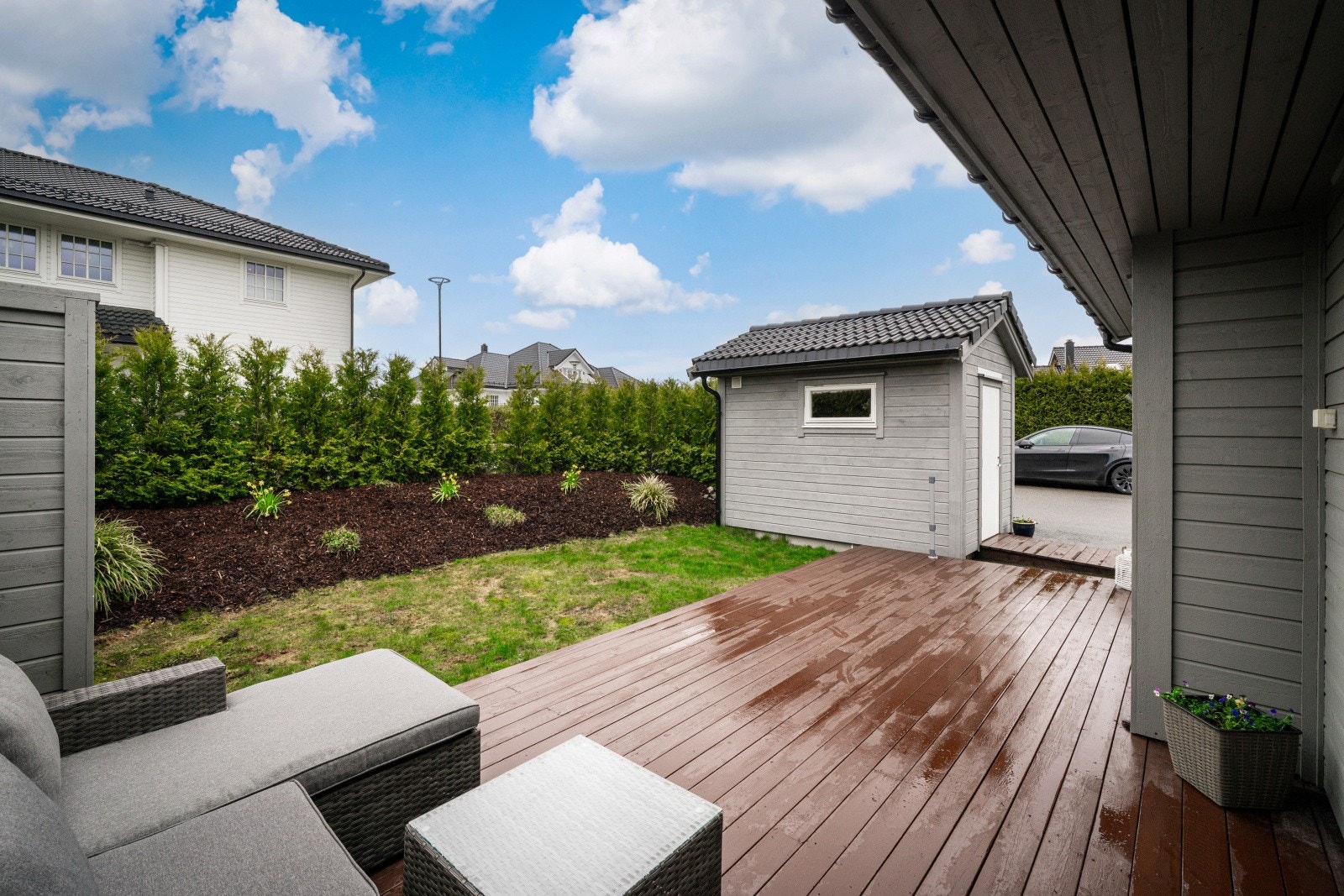 Romslig terrasse med god plass til ute møbler Galleribilde