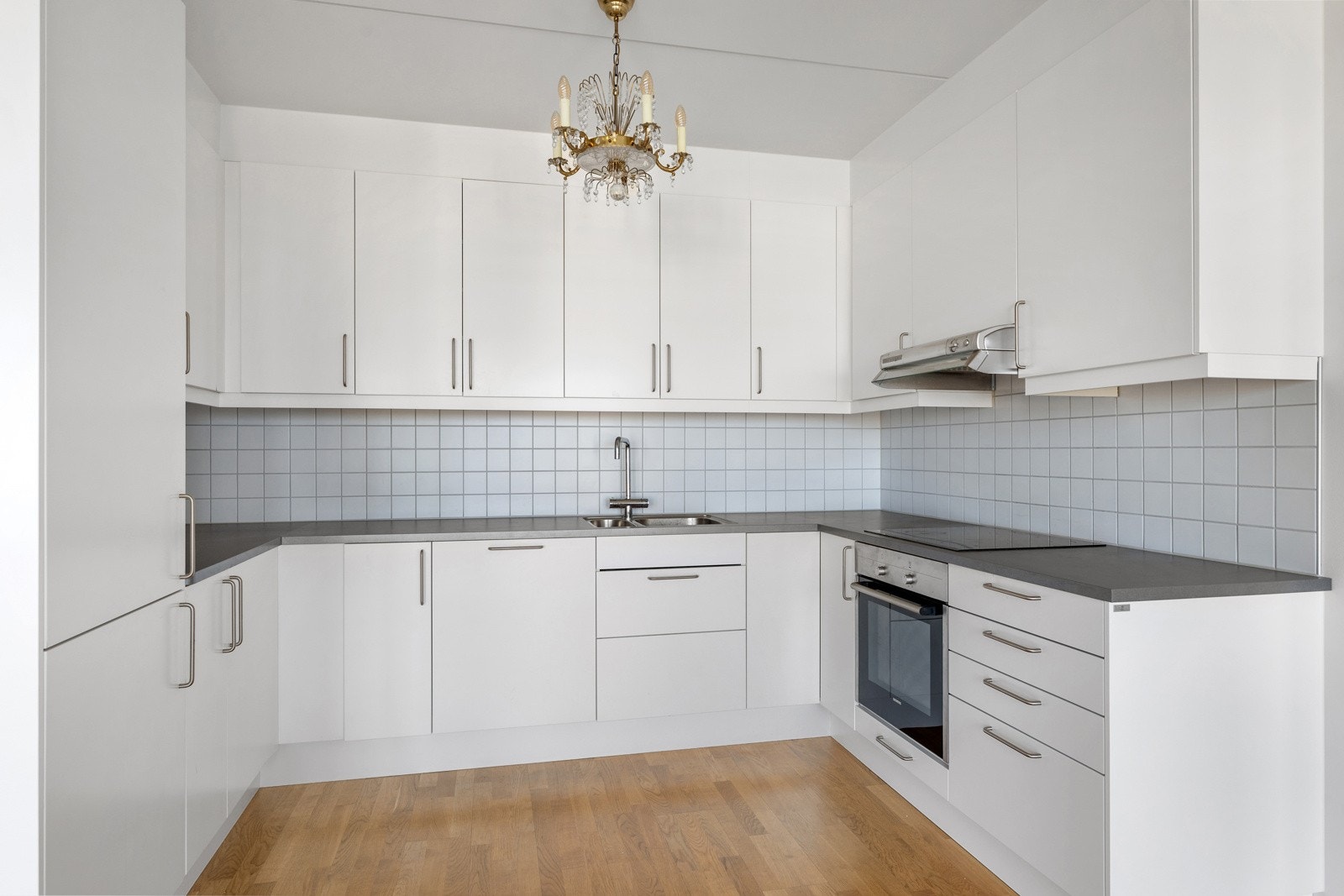 Kjøkkenet er komplett utstyrt med hvitevarer. Galleribilde