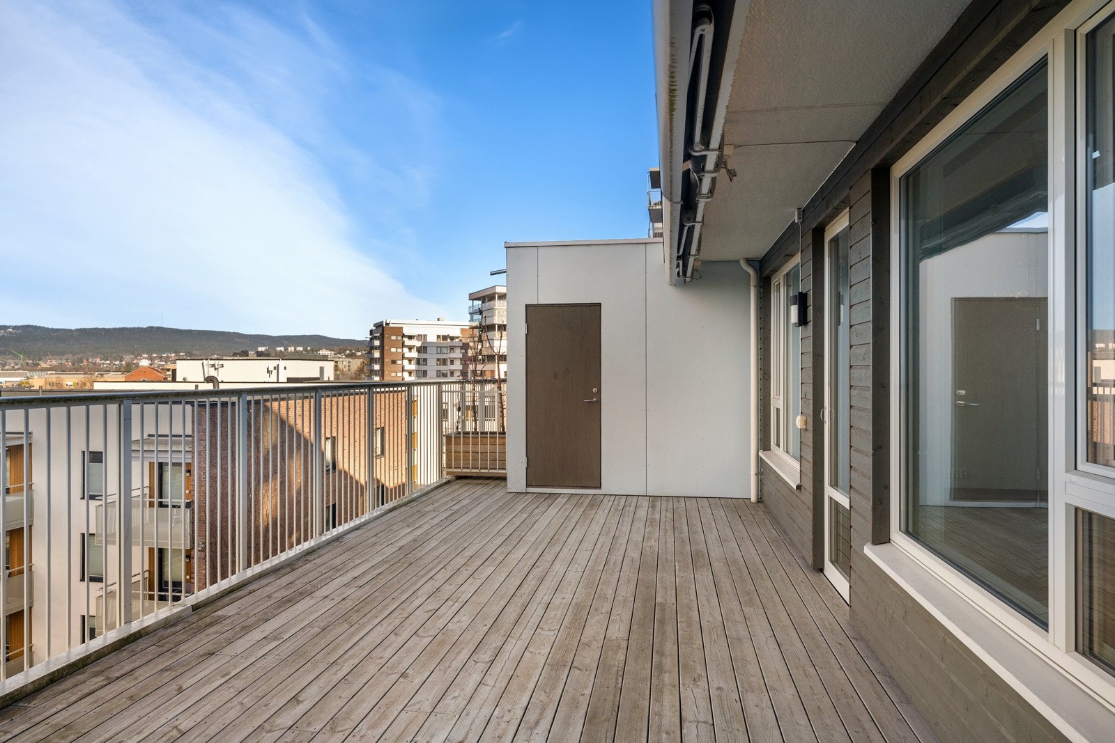 Det er en liten utvendig bod på terrassen. Galleribilde