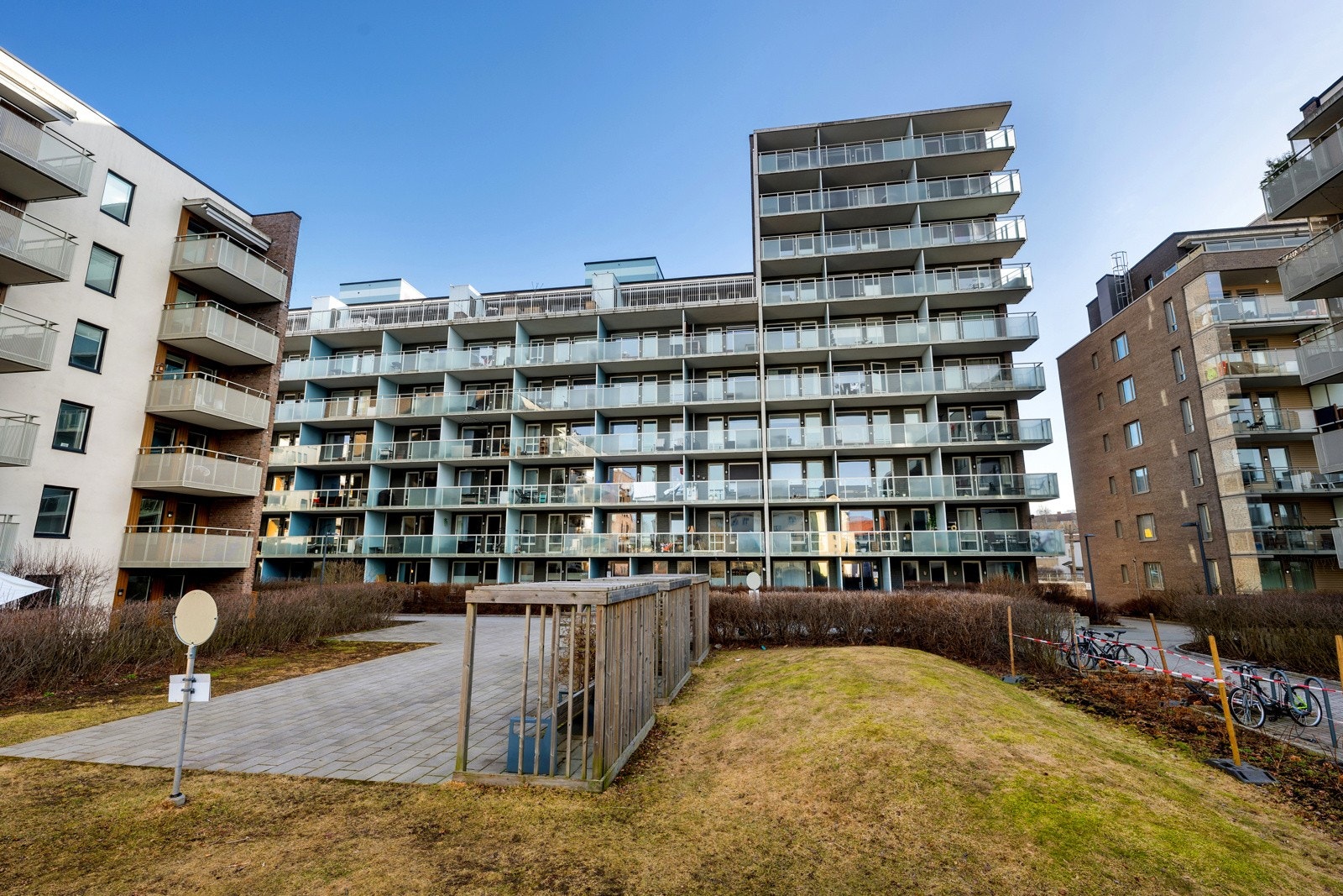 Det er pent opparbeidet tomt rundt bebyggelsen. Galleribilde