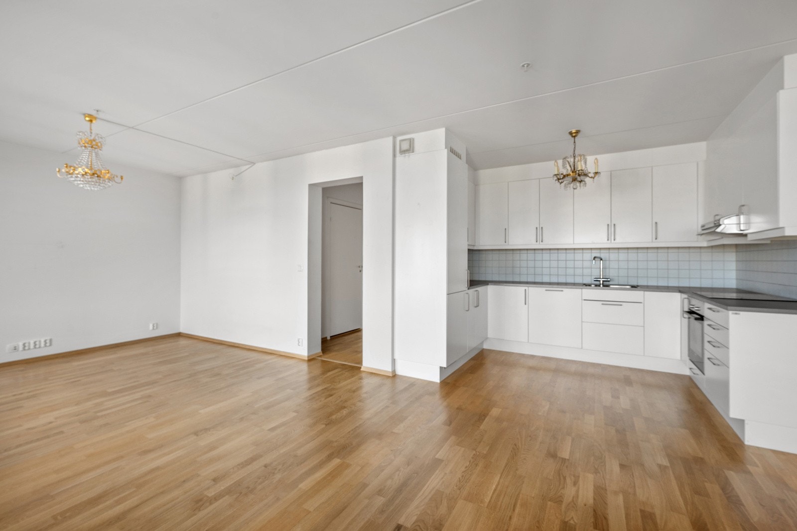 Kjøkken med glatte hvite fronter. Galleribilde