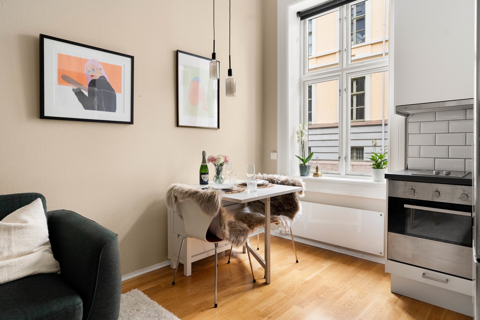 Boligen er oppvarmet elektrisk med panelovner. Felles varmtvann. Galleribilde