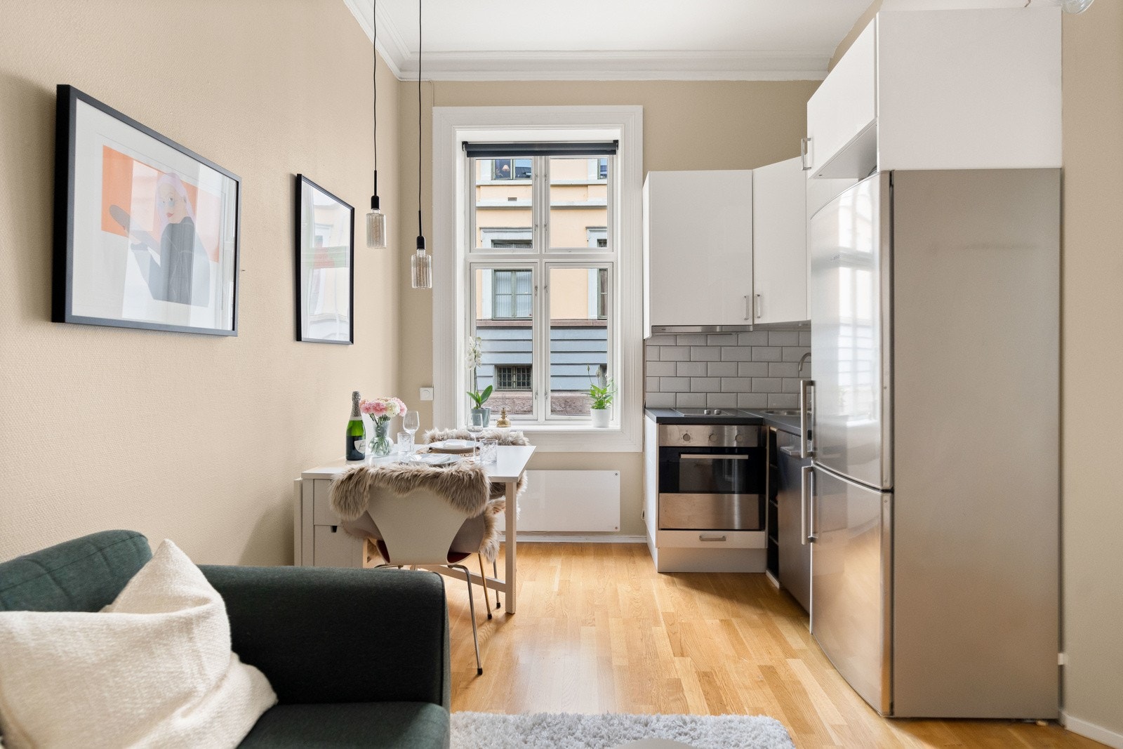 Brede vinduskarmer og stort vindu i stuen. Galleribilde