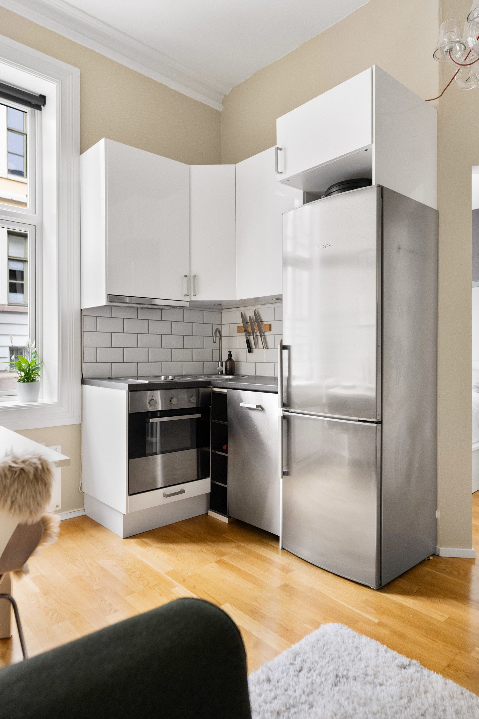 Hvitevarer er platetopp, komfyr, kjøleskap/fryser og oppvaskmaskin. Galleribilde