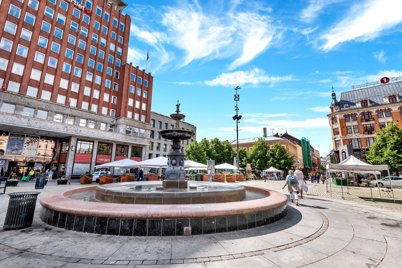 Boligen ligger rett ved Youngstorget, som byr på et yrende uteliv, butikker, konserter og restauranter m.m Galleribilde