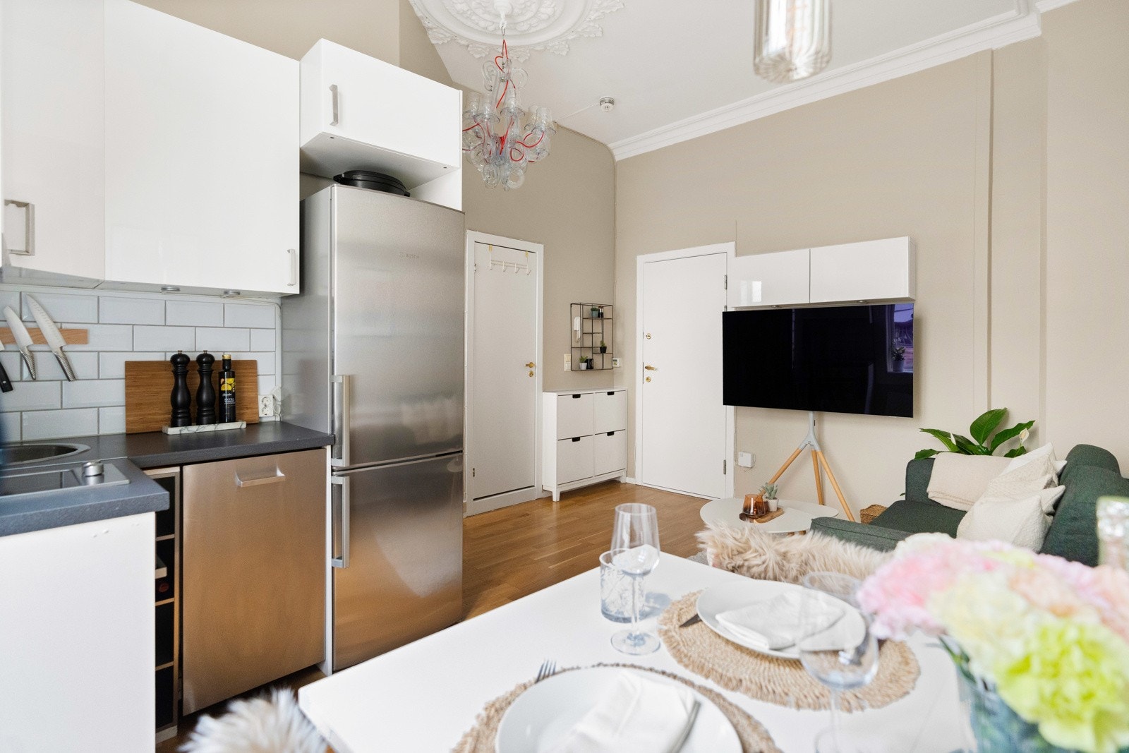 Fra spiseplass og ut i stuen. Galleribilde