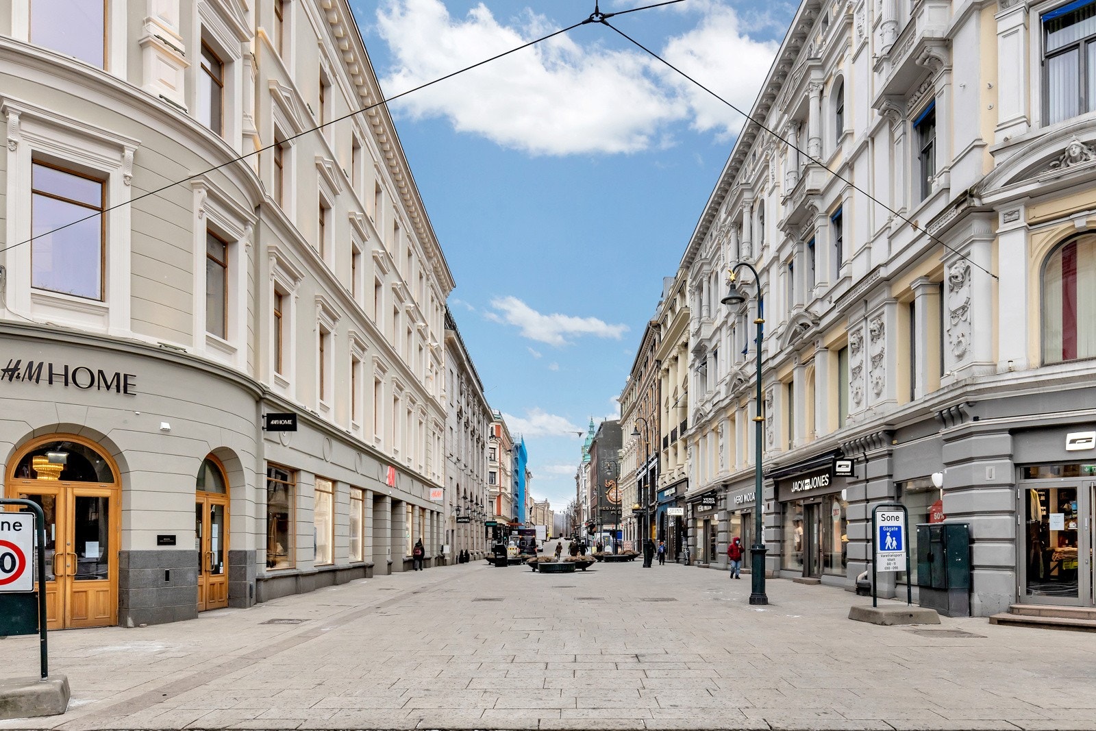 En liten spasertur til den populære handlegaten Karl Johan med en rekke butikker og serveringssteder. Galleribilde