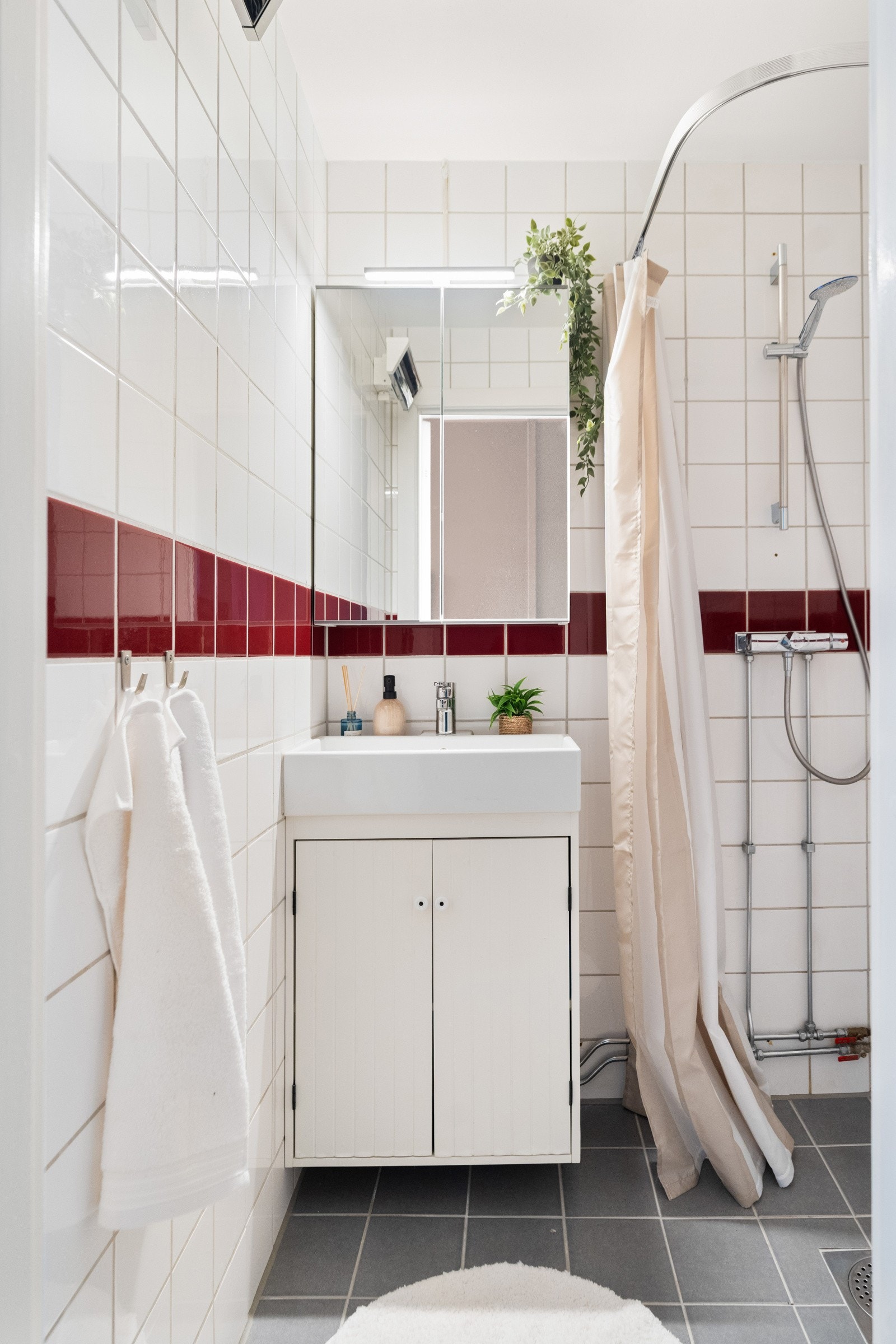 Rommet består av gulvstående toalett, servant og dusjhjørne. Mekanisk avtrekk. Badet ble oppgradert i 2015 med nye gulvfliser Galleribilde