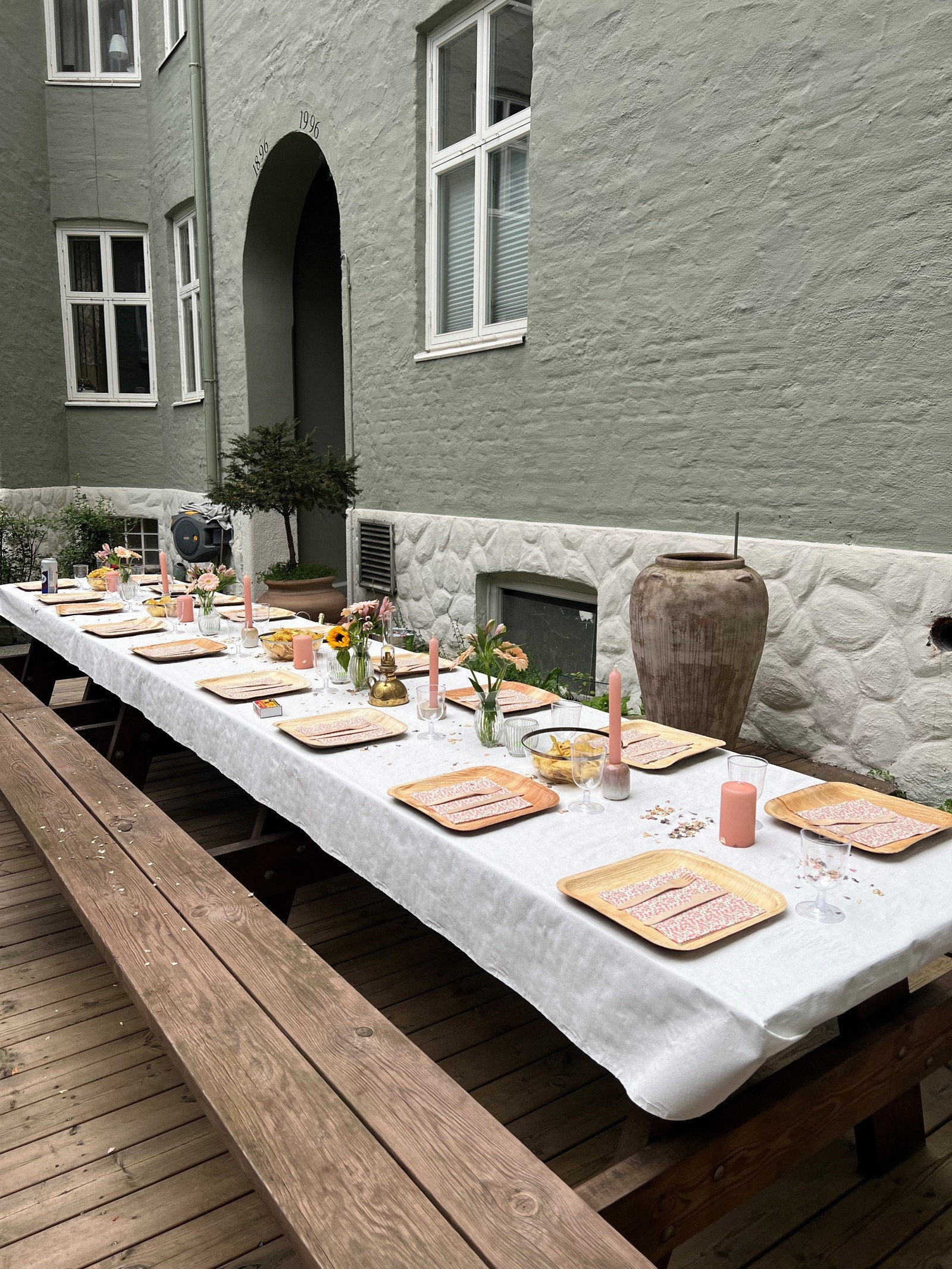 Borettslaget har en hyggelig felles bakgård med sittegruppe/langbord og grill til beboerne. Galleribilde