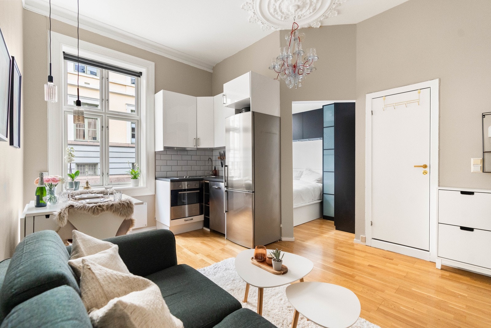 Romslig stue i åpen løsning med kjøkken. Det er god plass til å innrede med både sofaseksjon og spiseplass. Galleribilde