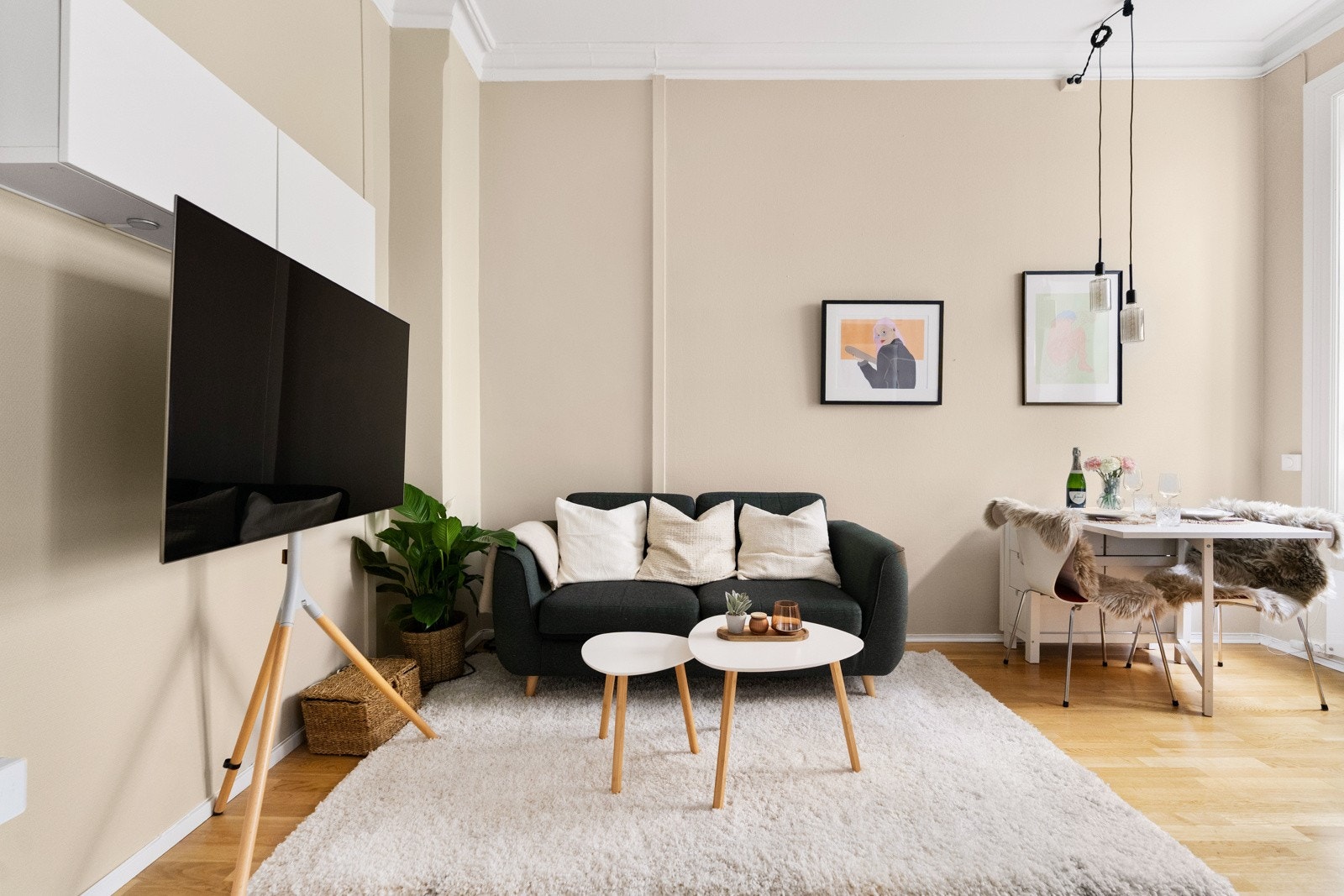 Takhøyden er særdeles raus, og går i stuen helt opp til 3.2m Galleribilde