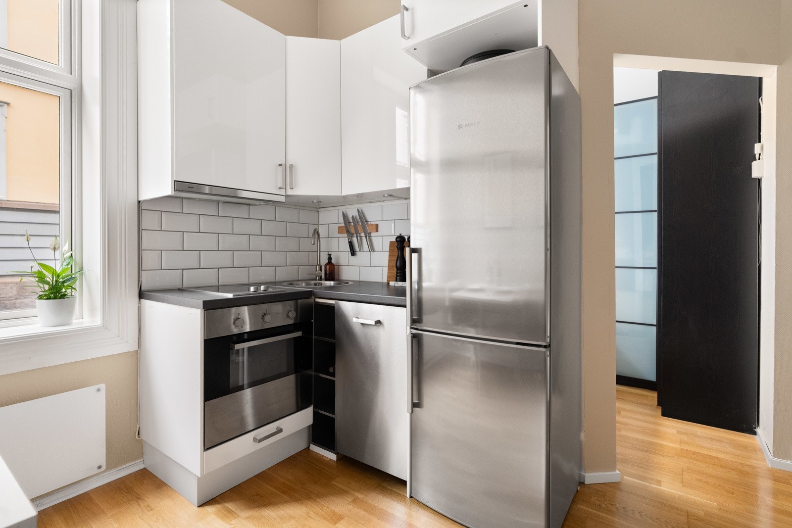 Kjøkkenventilator med kullfilter og benkeplate av laminat. Galleribilde