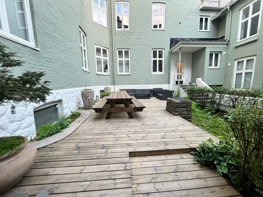 Bakgård. Galleribilde