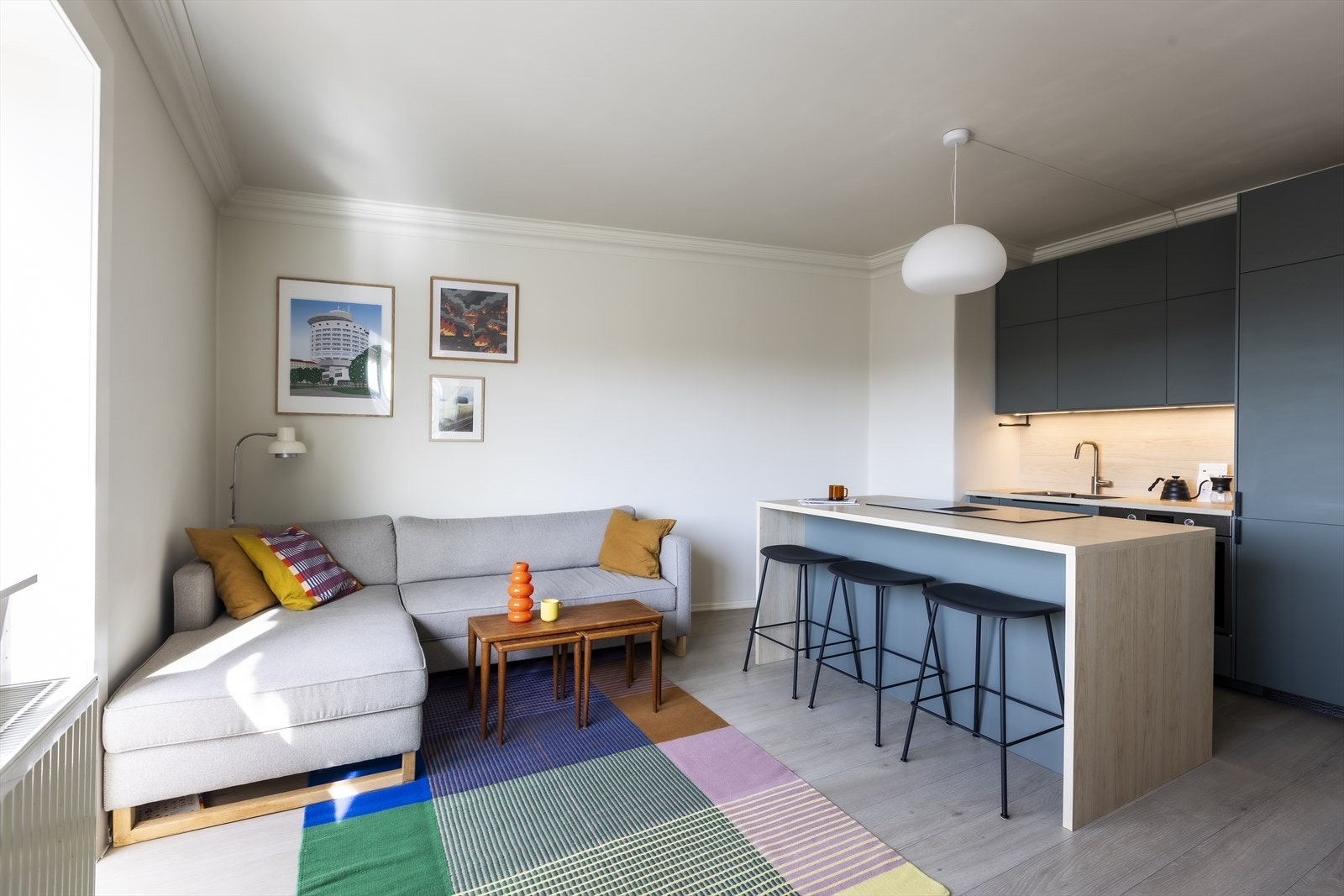 Stuen er i åpen løsning mot kjøkkenet, som sikrer god utnyttelse av arealet og skaper et hyggelig og sosialt oppholdsrom. Galleribilde