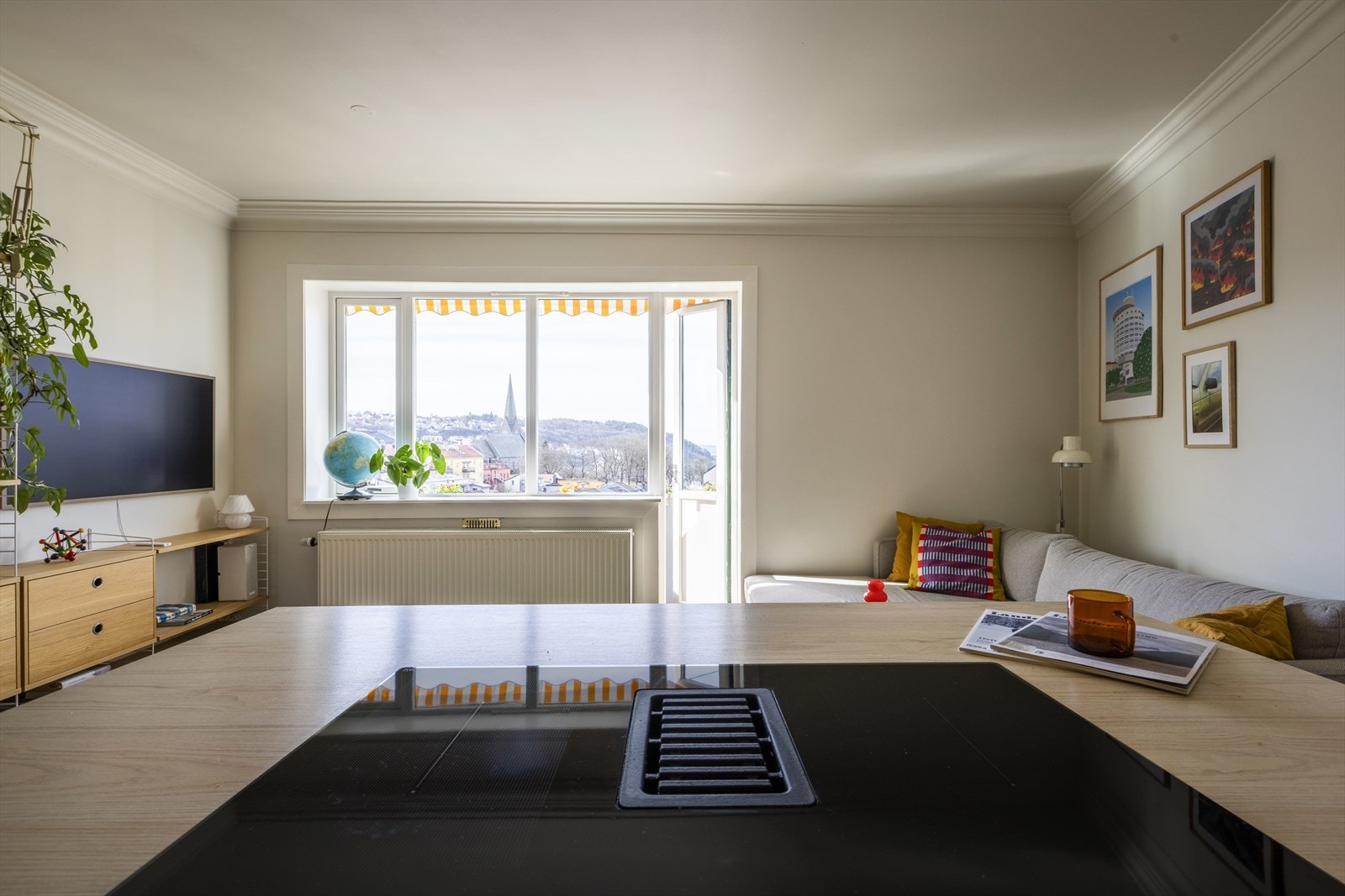 Kjøkkenøyen har en integrert induksjonstropp med avtrekksvifte, fra IKEA. Galleribilde