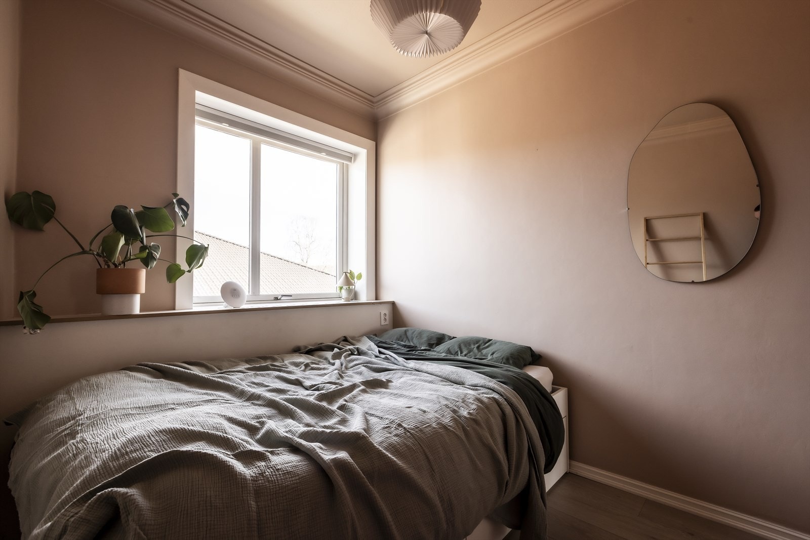 Hovedsoverommet har ellers god plass til dobbeltseng, nattbord e.l. Galleribilde