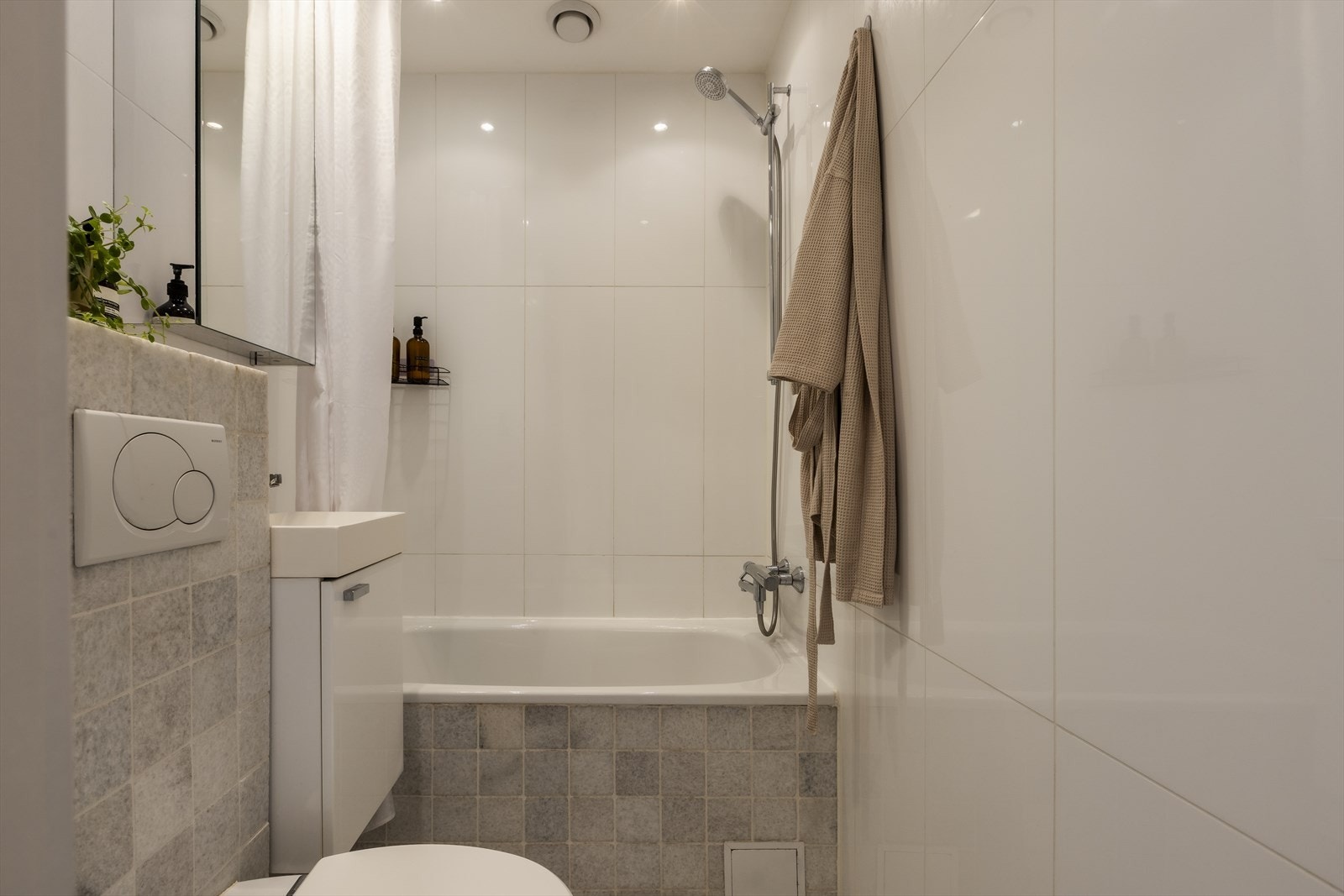 Lyst og pent bad med flislagte overflater og varmekabler i gulv. Galleribilde