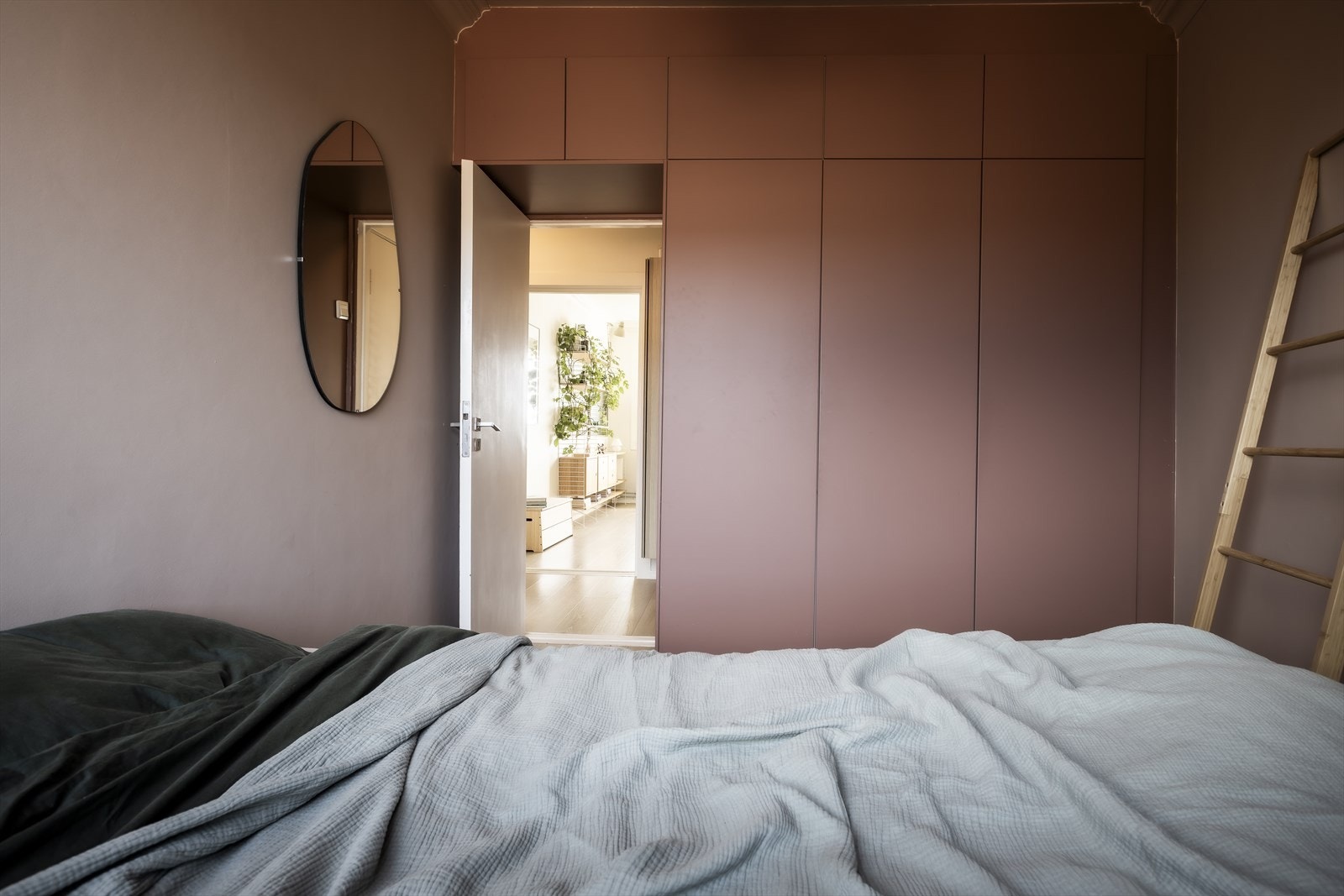 Romslig hovedsoverom med praktisk snekkerbygget garderobeløsning som strekker seg fra gulv til tak. Galleribilde