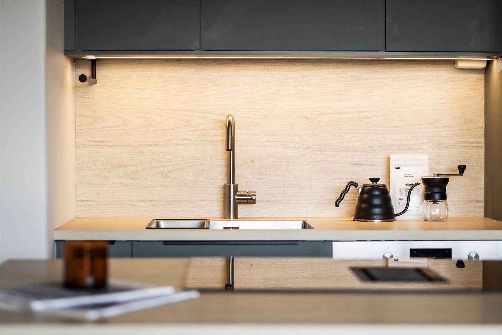 Kjøkkenet er innredet med integrerte hvitevarer som komfyr fra IKEA, oppvaskamaskin og kombiskap (kjøl/frys) fra IKEA. Galleribilde