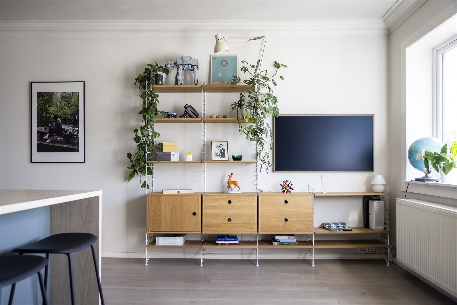 Leiligheten er oppvarmet via fjernvarme med radiator i stuen. Galleribilde