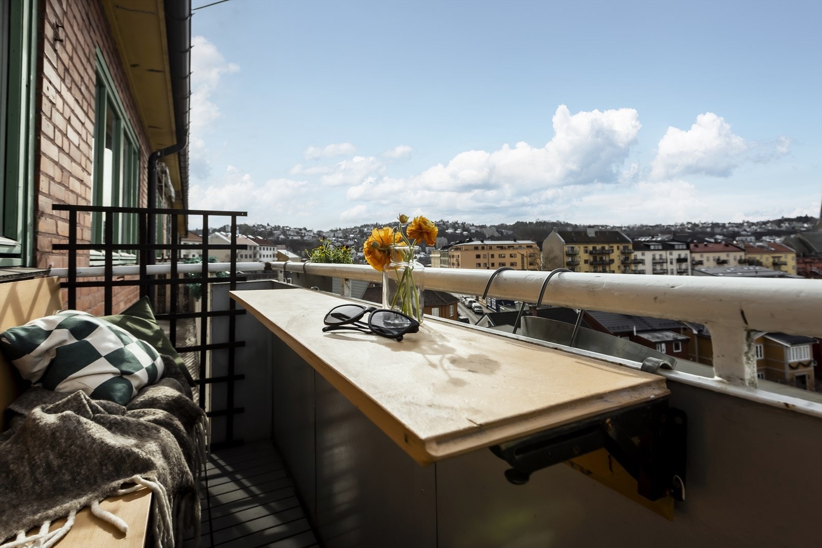 En lys og innbydende toppleilighet med en fantastisk utsikt utover byen. På balkongen er det gode solforhold fra morgen til kveld. Galleribilde