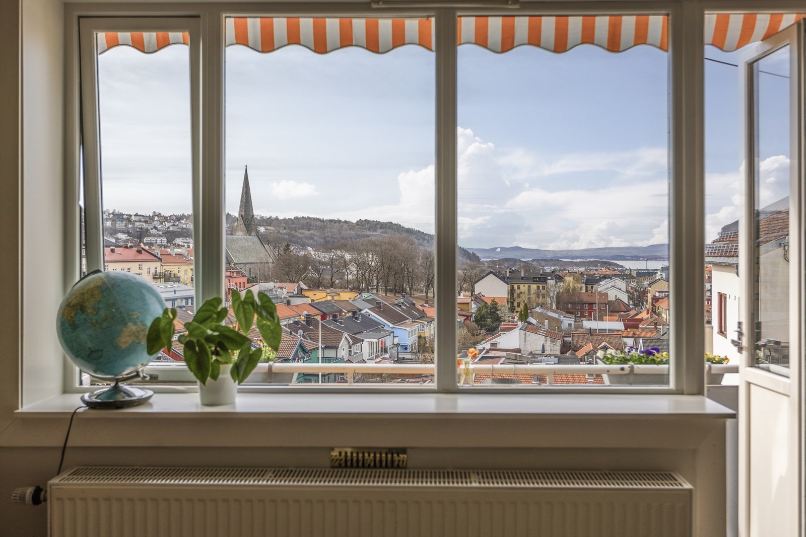 Leiligheten har rause vindusflater som slipper inn rikelig med naturlig sollys og skaper en hyggelig atmosfære. Galleribilde