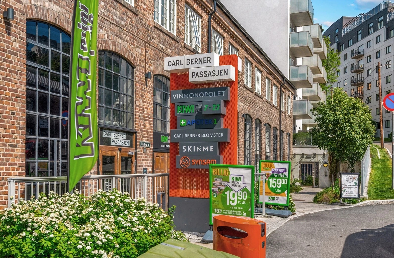 Ca. 15O m til Carl Berner passasjen med Vinmonopol, Kiwi, Apotek og blomsterbutikk. Galleribilde
