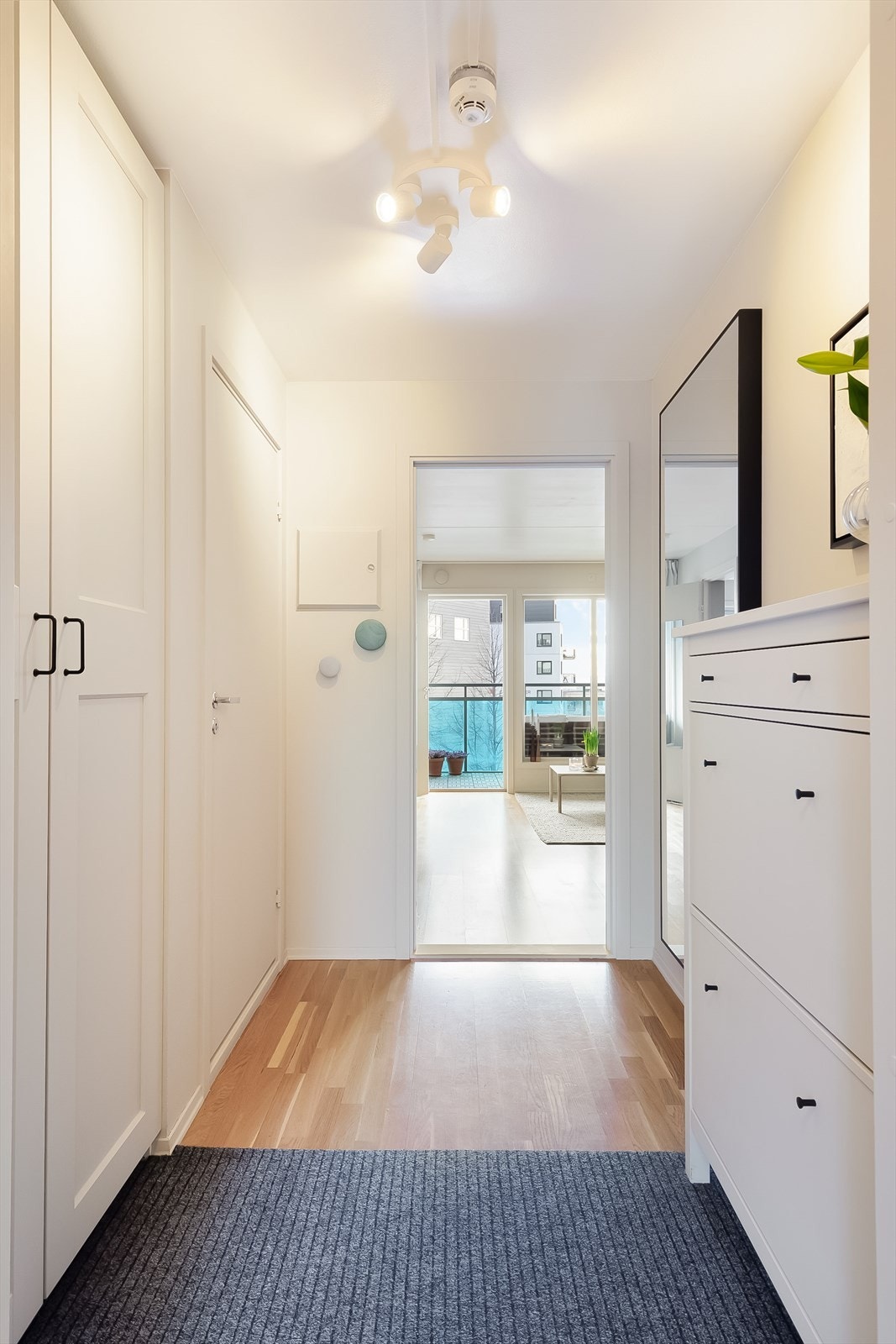 Praktisk entré med god plass til klesoppheng og oppbevaring av sko. Galleribilde