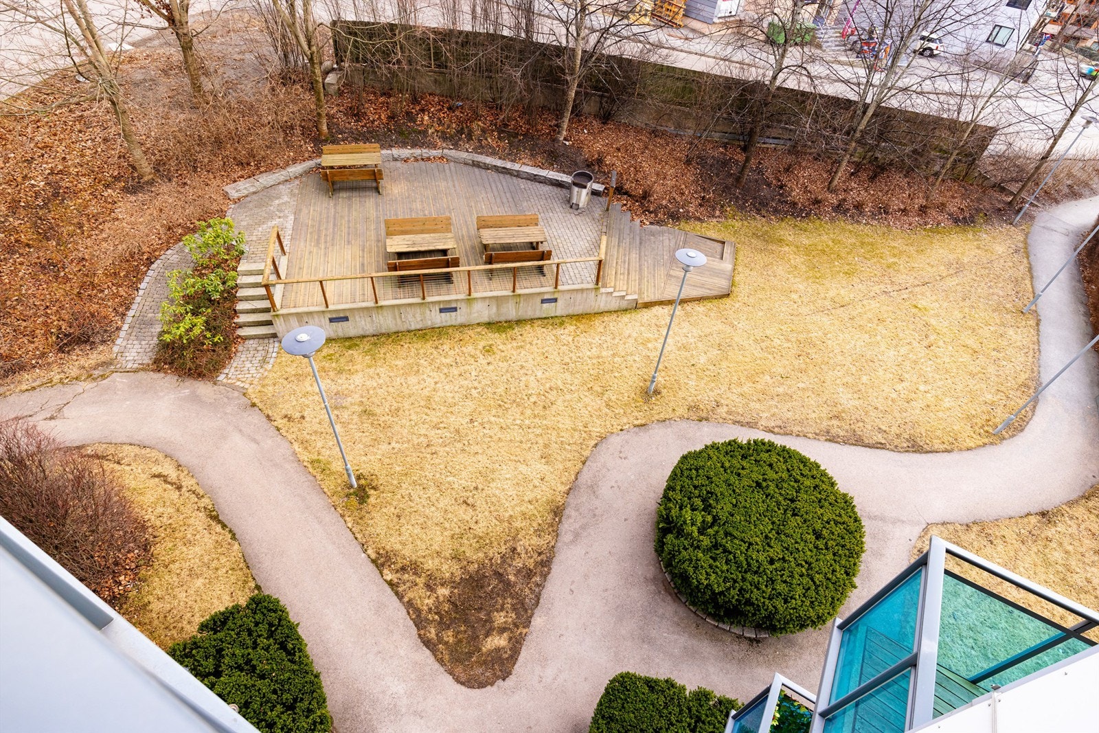 Hyggelig og sosialt fellesareal med sittegrupper, felles grill og beplantninger. Galleribilde